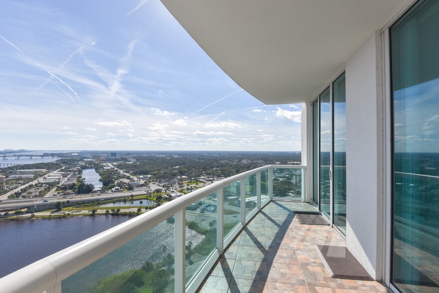 Building Photo - 231 Riverside Dr