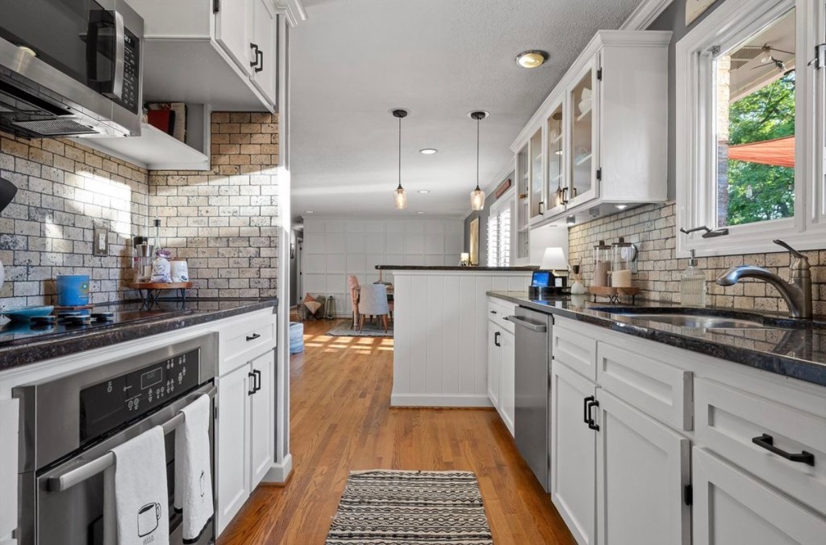 Building Photo - 1627 Fernwood Cir