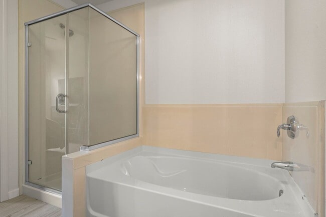 Building Photo - One bedroom condo with bonus space/loft, community pool and gym. Pets welcome!