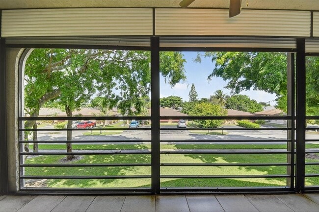 Building Photo - 5040 Rose Hill Dr