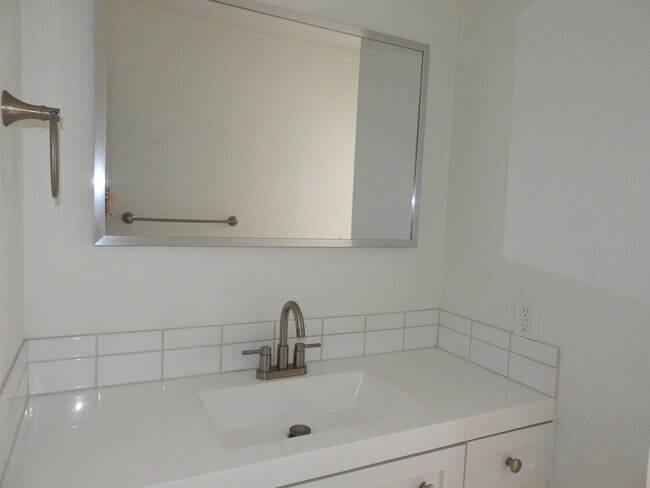 Building Photo - Lovely 2 bed 2bath with Stunning Views