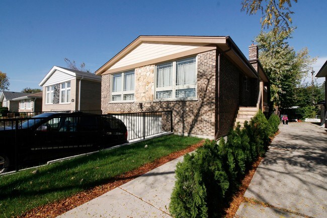 Building Photo - 3804 W Touhy Ave