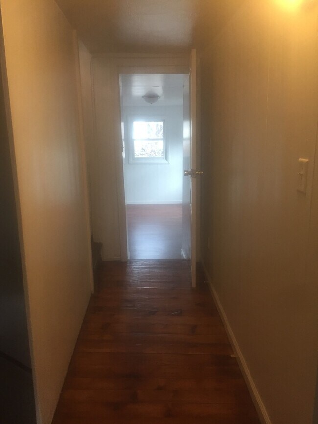 Building Photo - 3 Bedroom House in Downtown York