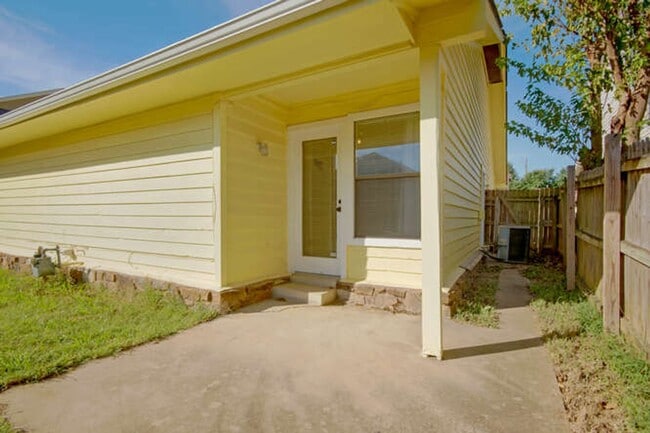 Building Photo - Great little modern and super clean home i...