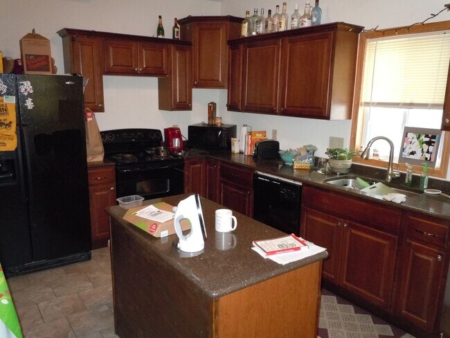Building Photo - Beautiful 5 Bedroom In Como available Sept...