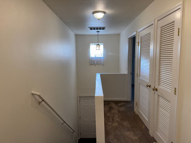 Building Photo - Charming 2 Bedroom 1.5 Bathroom Townhome w...