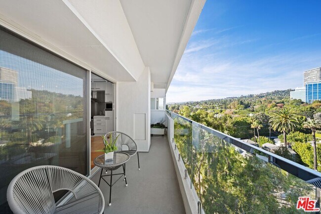 Building Photo - 838 N Doheny Dr