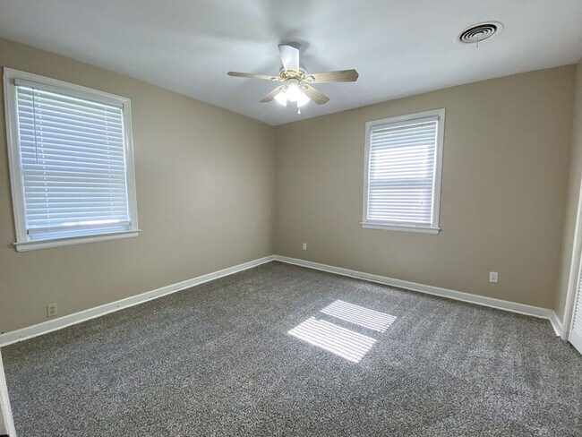 Building Photo - 2 Bedroom, 1 Bathroom Near N Graham and Sa...