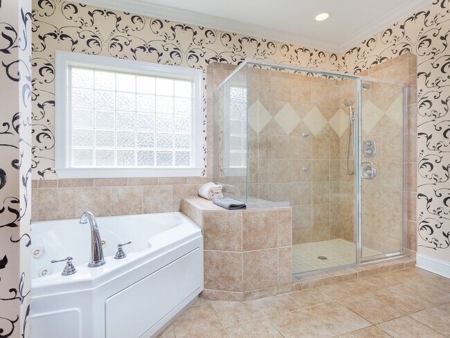 Building Photo - Beautiful 3 Bed 2 Bath Condo with Communit...