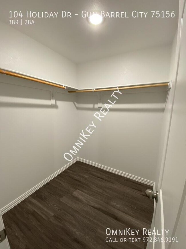 Building Photo - 104 Holiday Dr