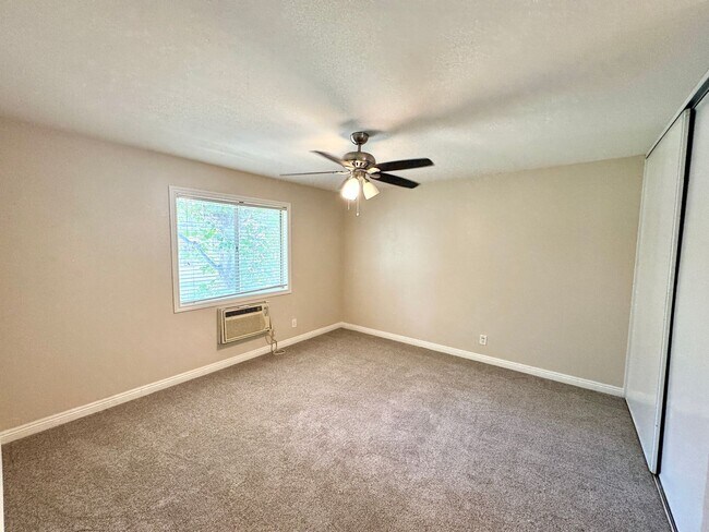 Building Photo - Charming 2 Bed/2 Bath Upstairs Condo in Qu...