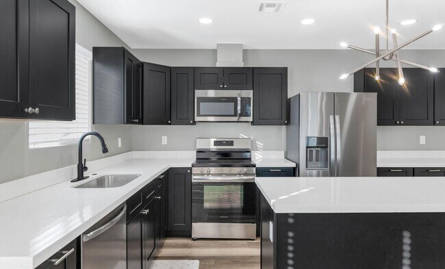 Building Photo - 2509 E Broadway Rd