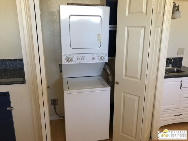 Building Photo - 1655 E Palm Canyon Dr