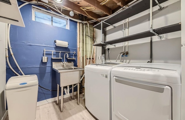 Building Photo - 4760 E Colorado Ave