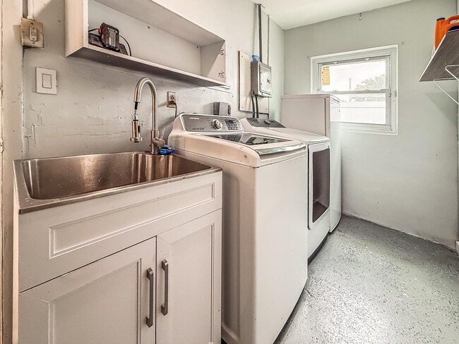 Building Photo - 1200 NW 76th Ave