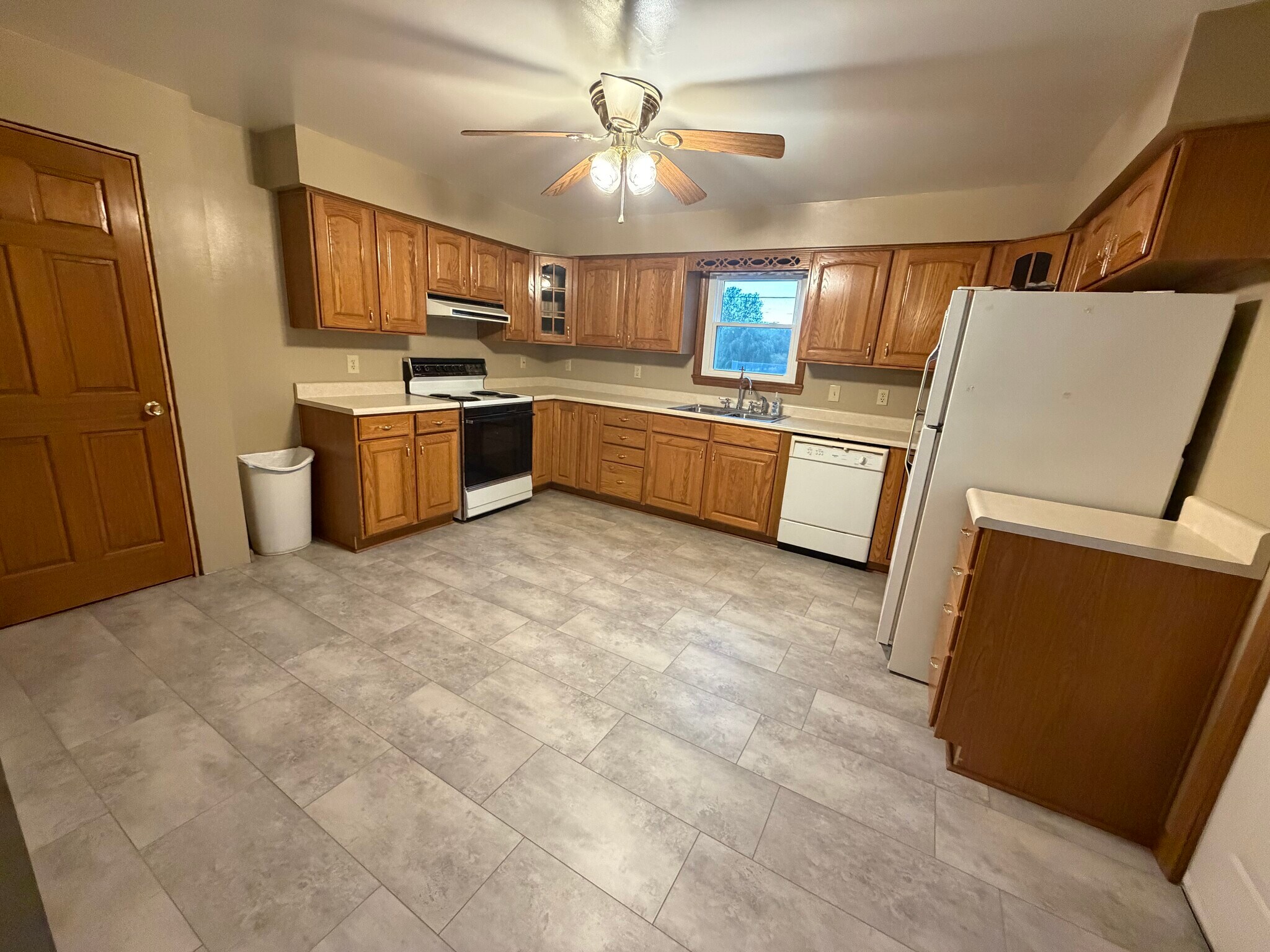 Building Photo - 325 Main St