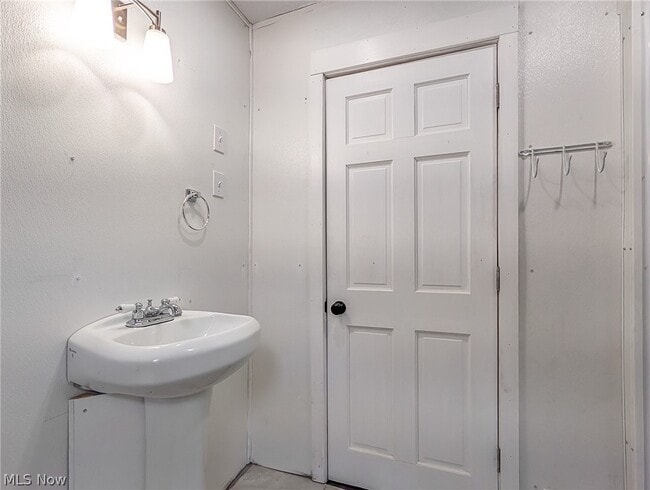 Building Photo - 1268 Pondview Ave