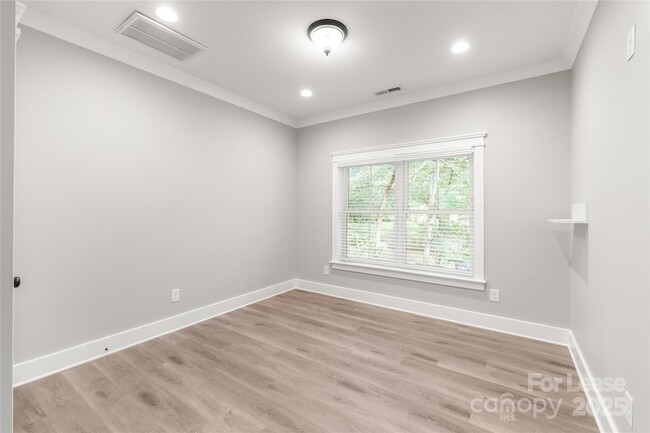 Building Photo - 712 Seldon Dr