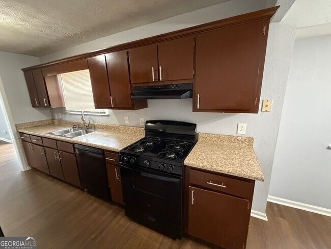 Building Photo - 804 Emerald Forest Cir SW