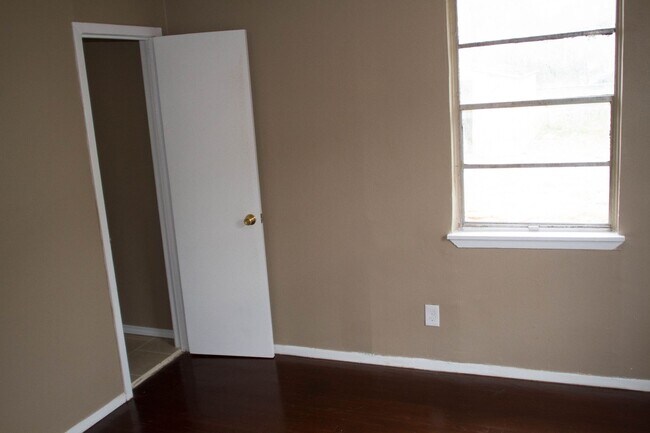 Building Photo - Discover Your New Home in the Heart of San Antonio's East Side