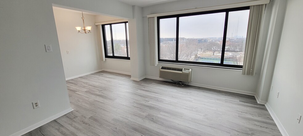 Dining - 3601 Wisconsin Ave NW