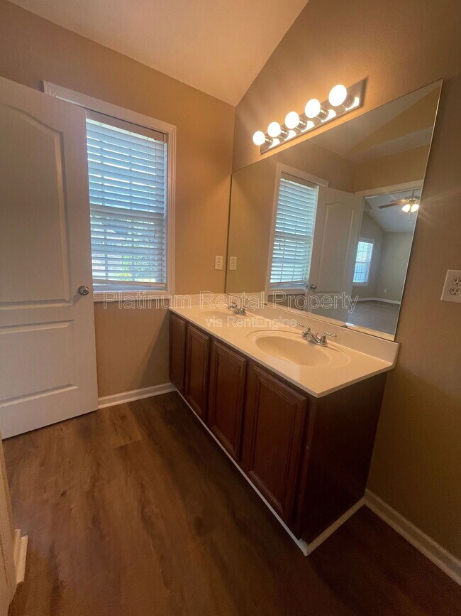 Building Photo - 6583 Silk Tree Pointe