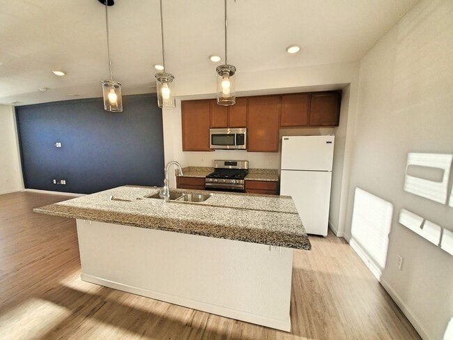 Building Photo - Newer Townhouse in Ideal North Gate Location!