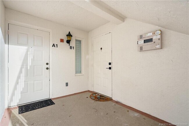 Building Photo - 1935 SW Silver Pine Way