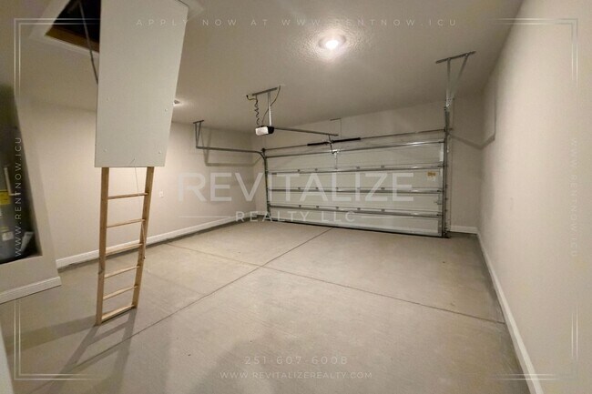 Building Photo - 14901 Dayton Cir