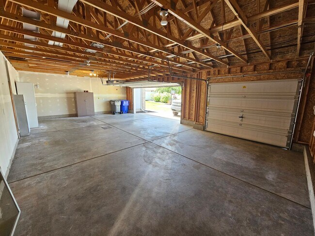 Building Photo - Beautiful Home In Greenacres