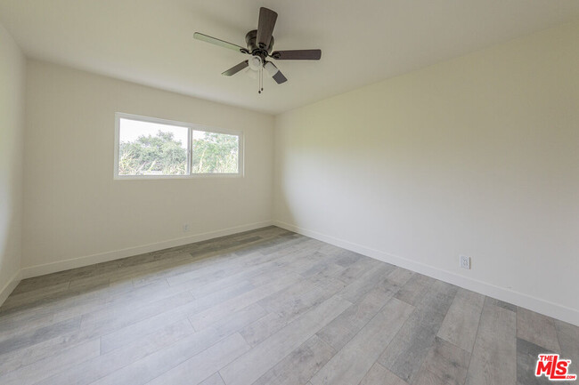 Building Photo - 10039 Haines Canyon Ave
