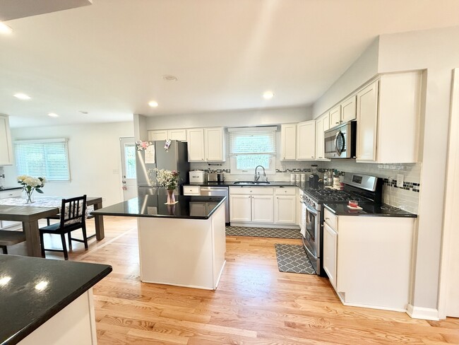 Building Photo - 1046 Crestfield Ave