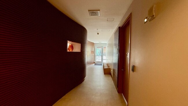 Building Photo - FURNISHED Modern 1BR + Den/1BA w/ Breathta...