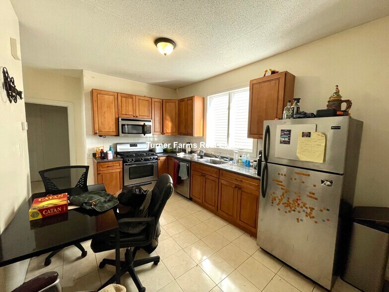 Building Photo - 68 Winchester St