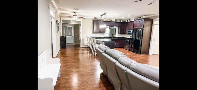 Building Photo - 2410 Salamanca St