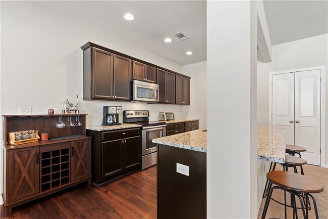 Building Photo - 157 Highland Pointe Cir E