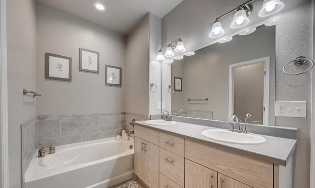 Building Photo - Charming town-home style condo Coming June 2026!