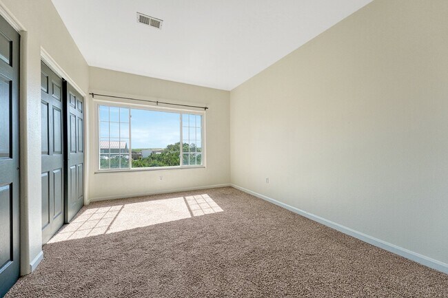 Building Photo - $2,100 - 2-Bed, 2-Bath Condo in Highlands ...