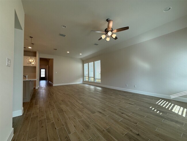 Building Photo - 42615 Mystery Ln