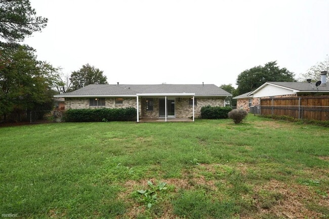 Building Photo - Updated 3BR/2BA Brick Home with Granite Kitchen & Fenced Yard — Kaufman ISD