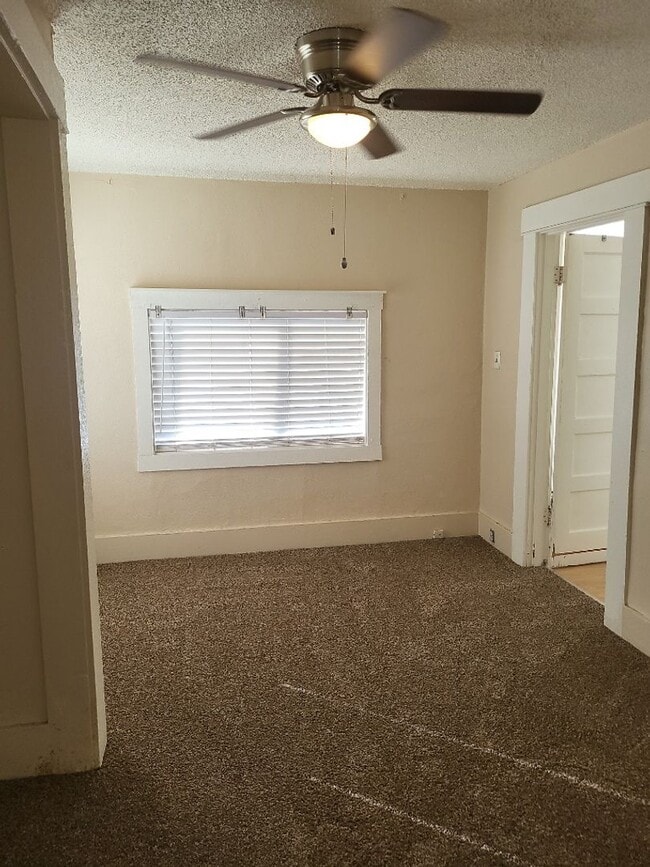 Building Photo - 4381/2 14th St - 2BR house behind Victorian Square in Sparks