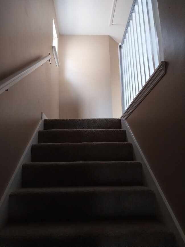 Building Photo - Cute townhome with 3 bd / 2.5 Bath