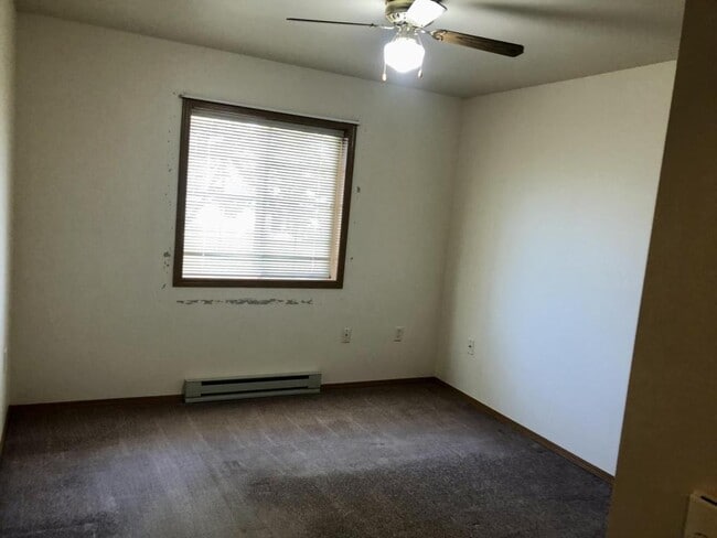Building Photo - 451 Linden Dr