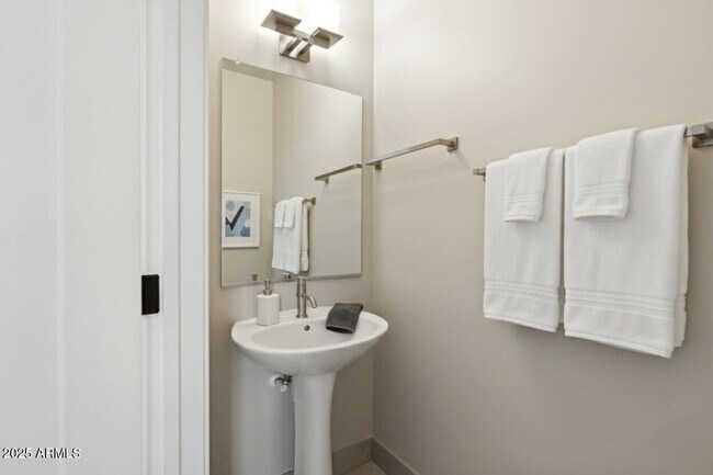 Building Photo - 1400 E Bethany Home Rd