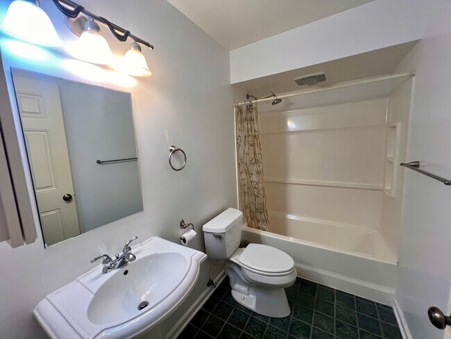 Building Photo - Cranberry - 6 bedroom 4 bathroom - Stunnin...