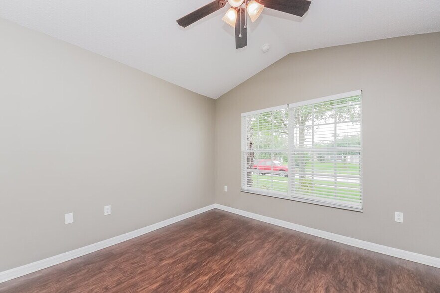 Building Photo - 1320 Creekview Ct