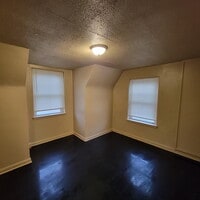 Building Photo - 4BR House w/2-car Garage & Fenced Backyard