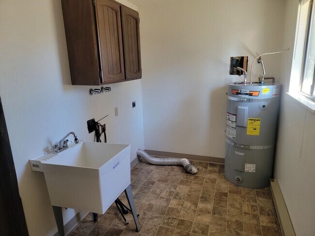 Building Photo - 819 S Felts Rd