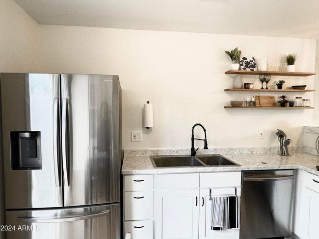 Building Photo - 1916 E Inverness Ave