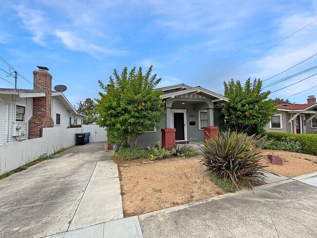 Building Photo - Stunning 3BD/1.5BA Home in North Park W/ W...